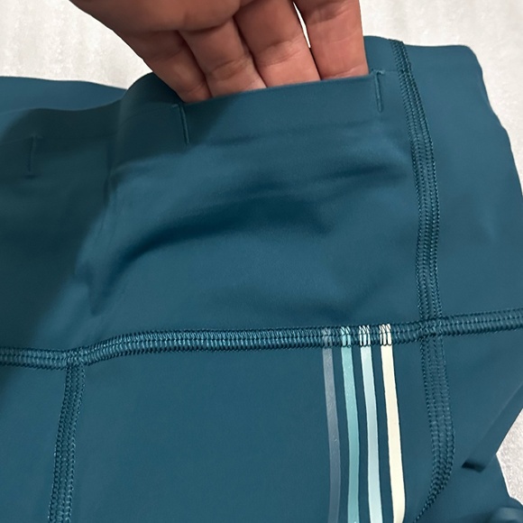 Like NEW - Lululemon High Rise Leggings - Picture 4 of 14